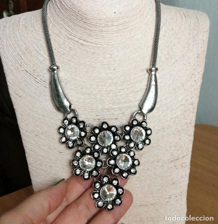 Joyeria: COLLAR PLATEADO METALICO CON FLORES. - Foto 2