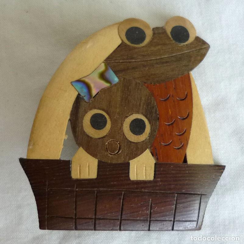 Joalharia: Simp&aacute;tico broche de diferentes maderas con detalle de n&aacute;car, rana con cr&iacute;a