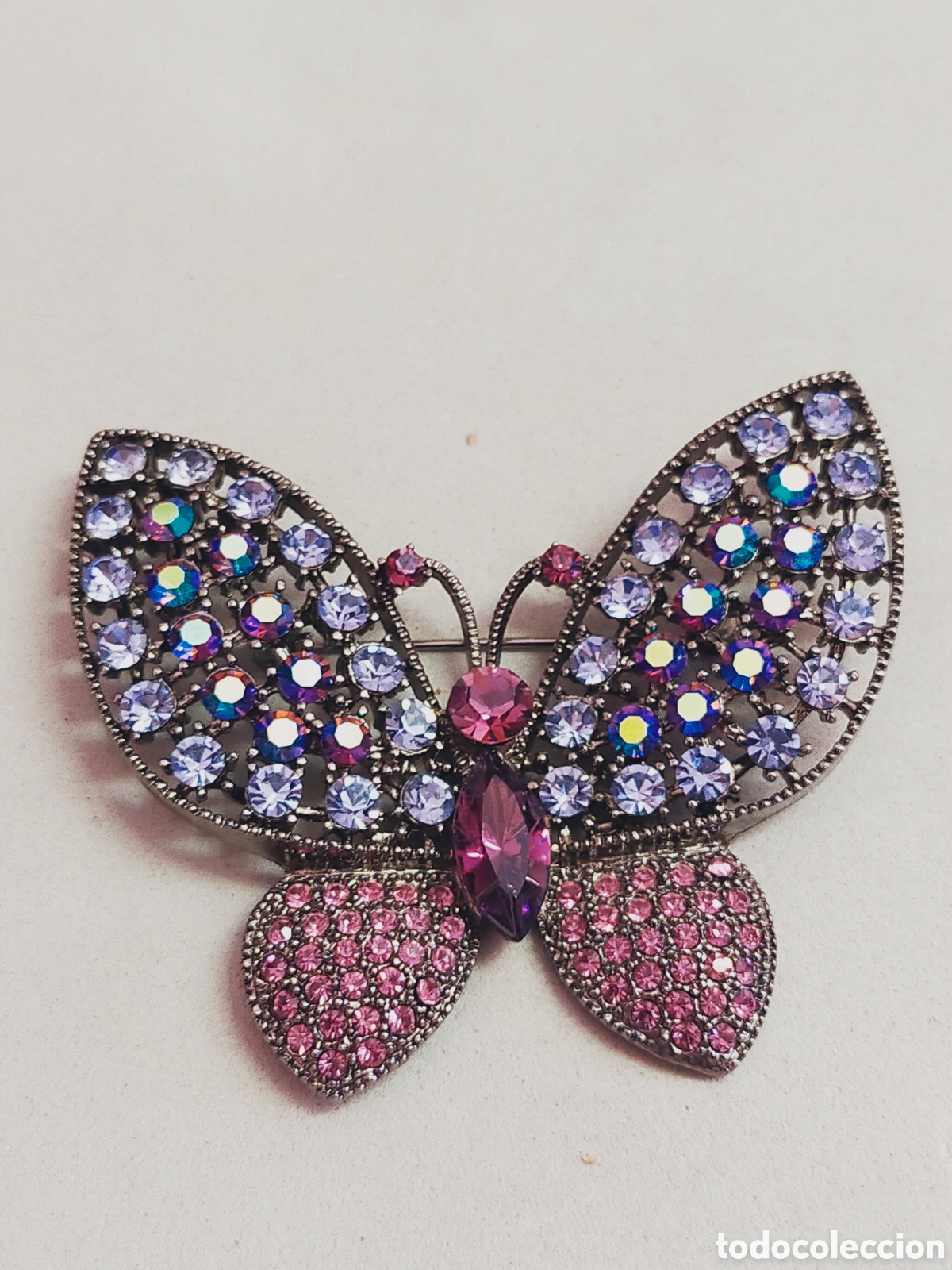 Joyeria: BROCHE DE MARIPOSA EN METAL Y CRISTALES DE COLORES.