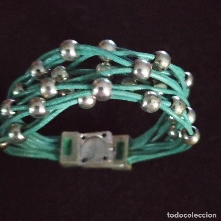 Joyeria: PULSERA DE CUERDAS AZULES Y BOLITAS PLATEADAS. EL CIERRE ES DE IMAN MUY POTENTE