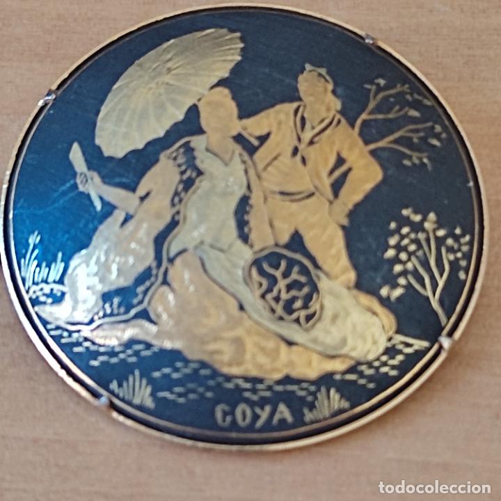Joyeria: BROCHE GOYESCA GOYA DAMASQUINADO 4,2 CM METAL DORADO FONDO OSCURO VINTAGE