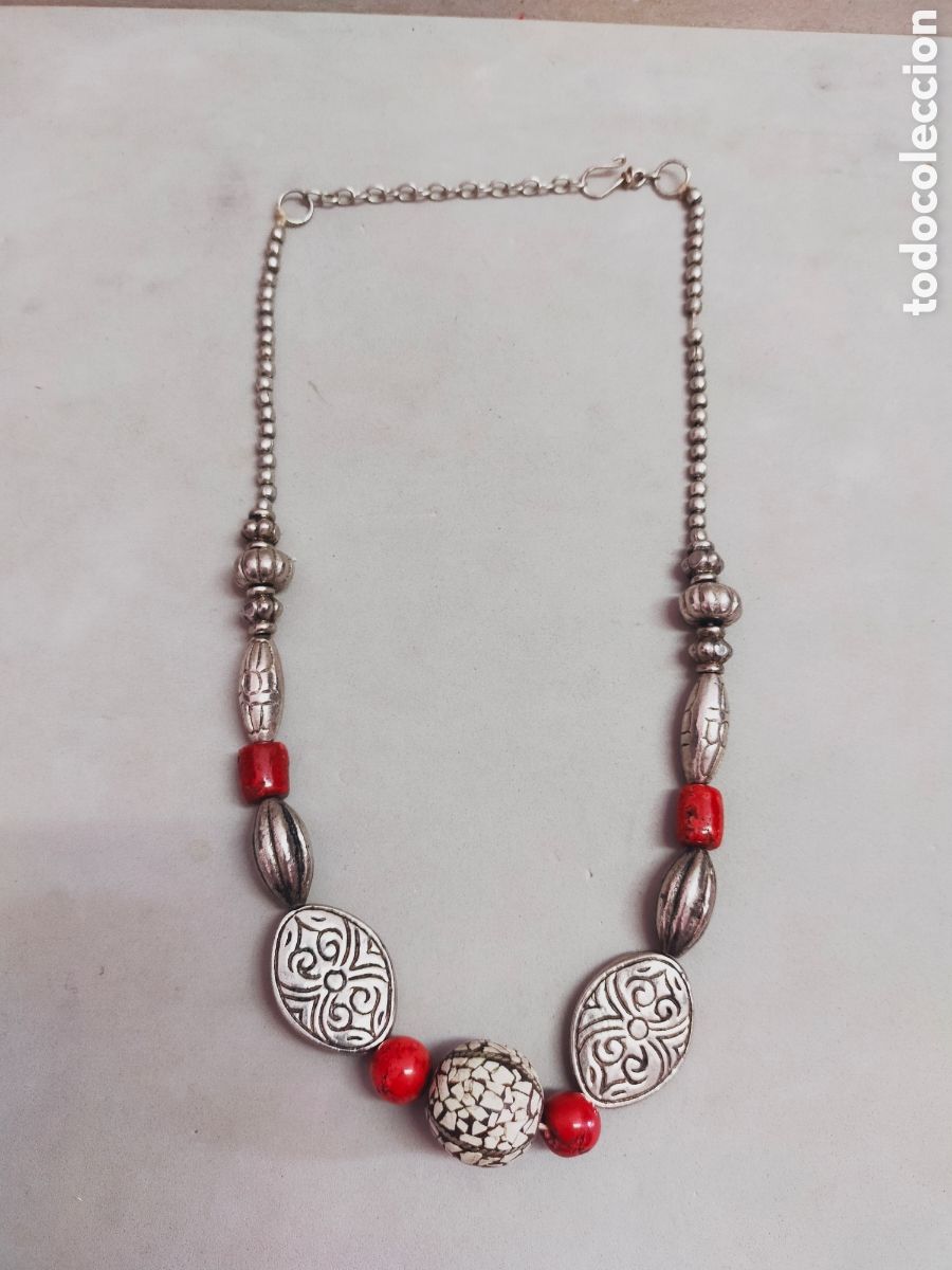 Joaillerie: COLLAR DE BISUTERIA, ETNICO, TONOS METALICOS Y ROJOS.
