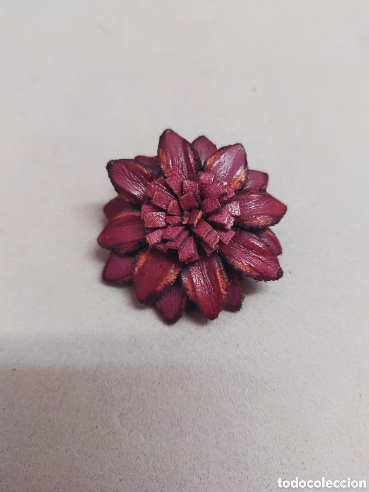 Joyeria: BROCHE FLOR EN CUERO COLOR BURDEOS.