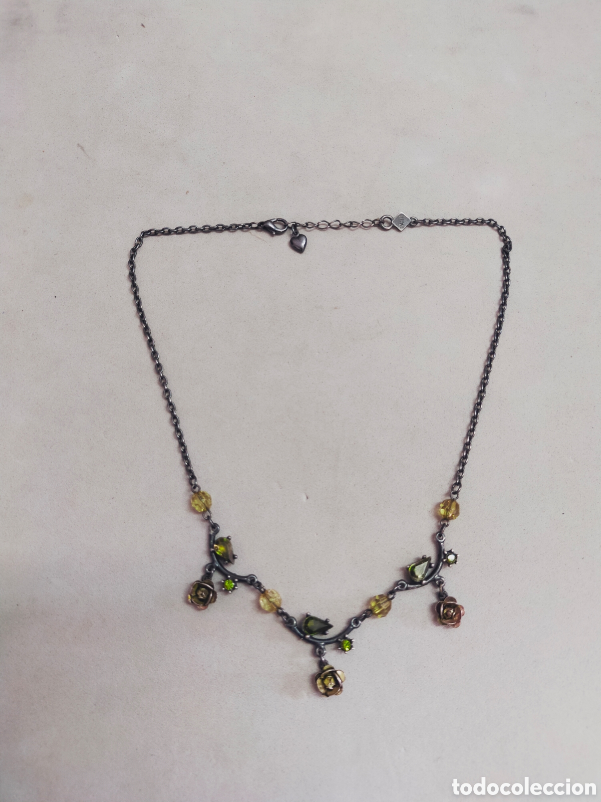 Joyeria: GARGANTILLA DE BISUTERIA EN METAL Y DETALLES DE CRISTALES COLOR AMBAR.