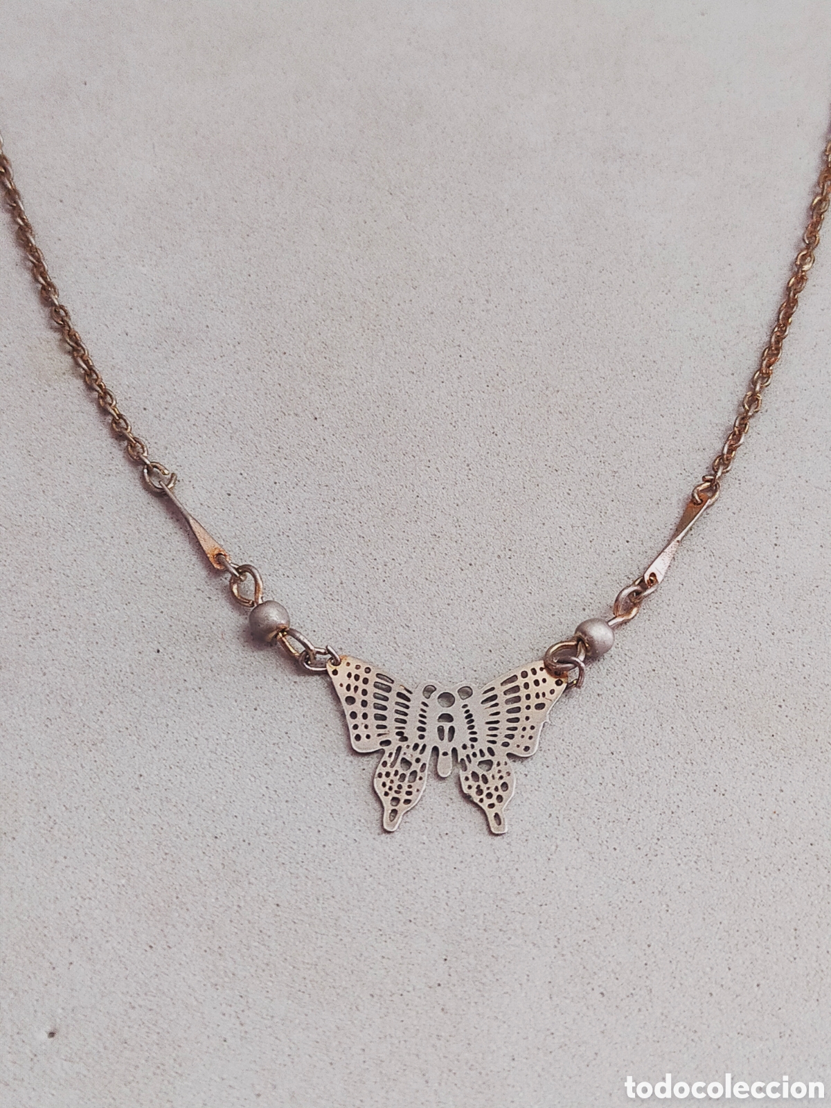 Joyeria: GARGANTILLA CON MARIPOSA, EN METAL.
