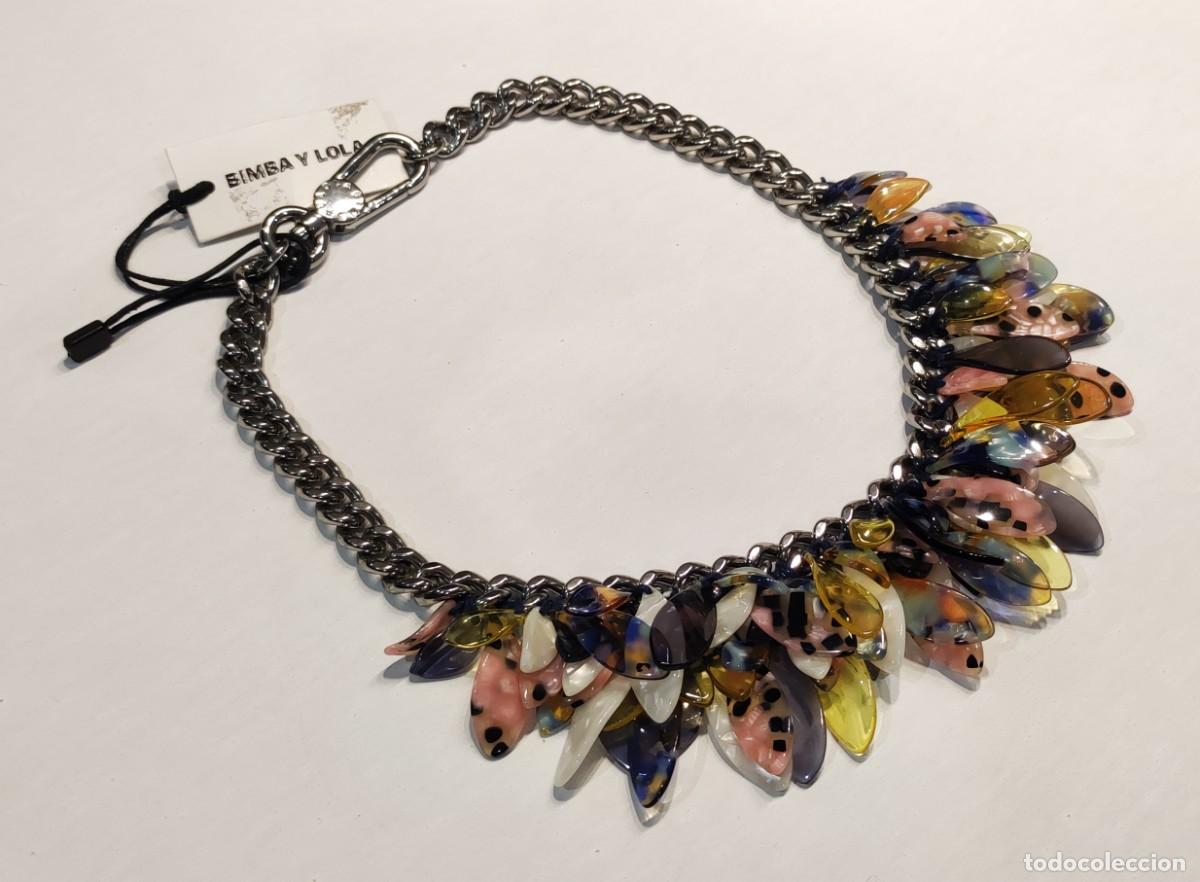 Joyeria: COLLAR CORTO DE BIMBA Y LOLA REALIZADO EN METAL PLATEADO, HOJAS DE COLORES Y CIERRE MOSQUET&Oacute;N.