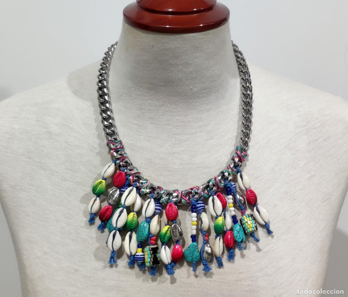 Joyeria: COLLAR CORTO DE BIMBA Y LOLA DE METAL PLATEADO, HILOS DE COLORES, CON CUENTAS, CORALES Y CONCHAS.