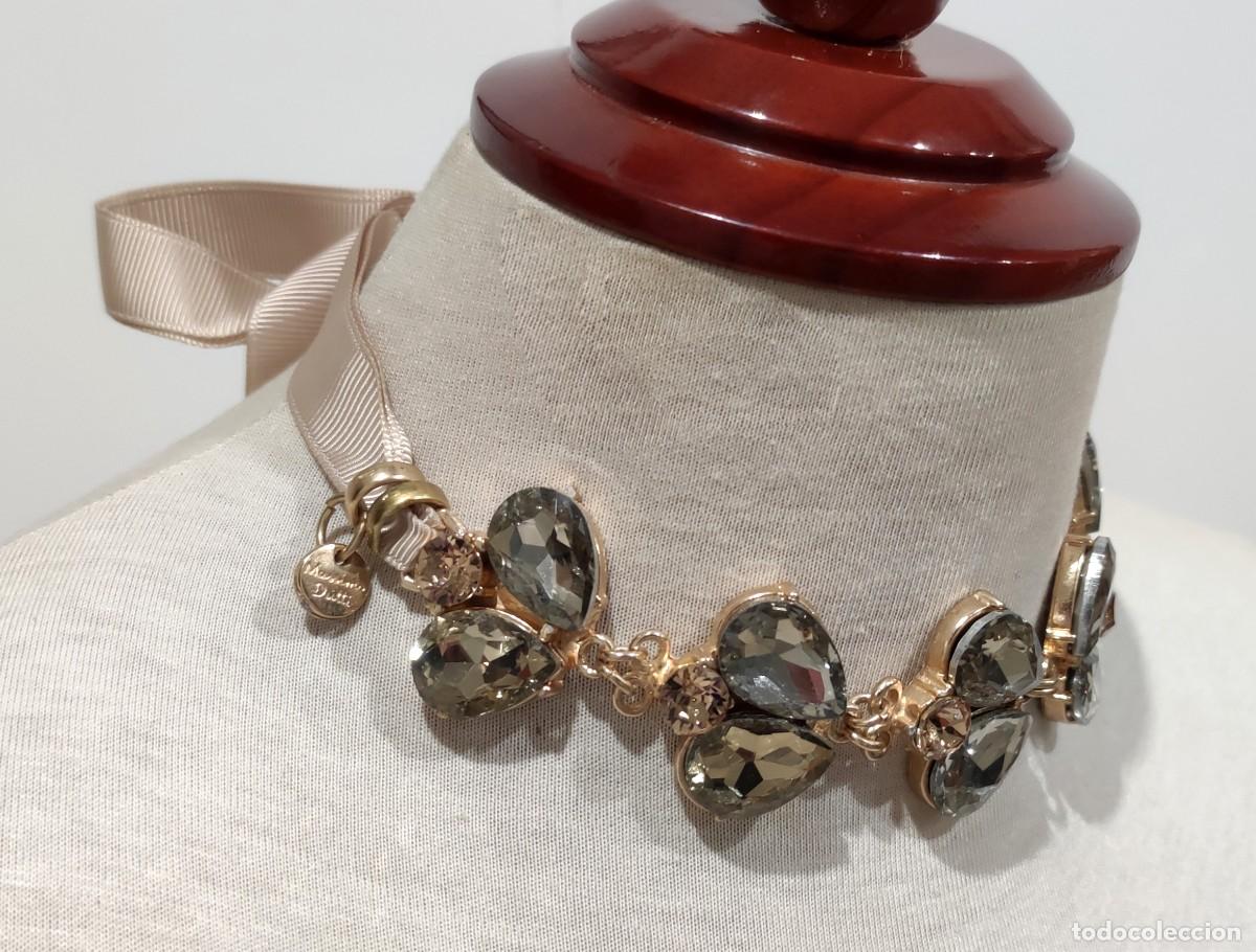 Joyeria: COLLAR CHOKER DE METAL DORADO CON GRANDES CRISTALES TALLA PERA Y DOBLE CINTA COLOR BEIGE.
