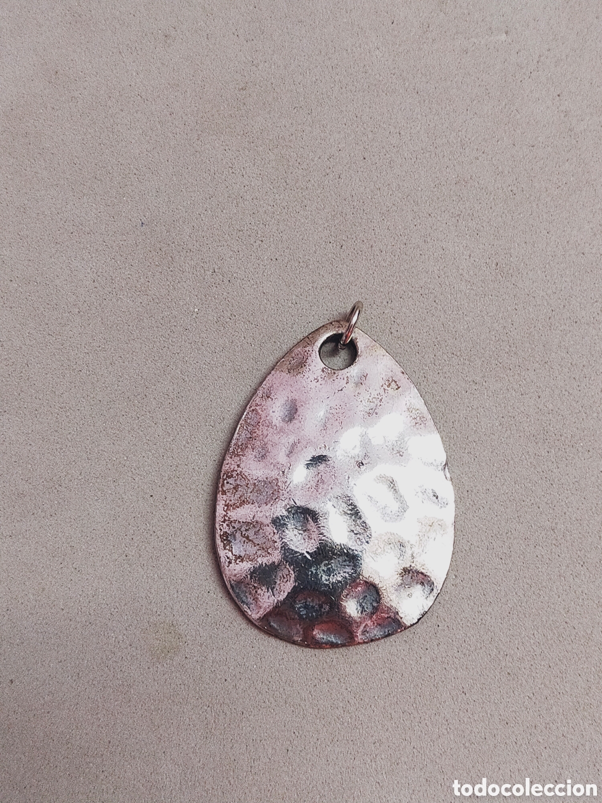 Joaillerie: COLGANTE CON FORMA DE L&Aacute;GRIMA O GOTA. EN METAL.