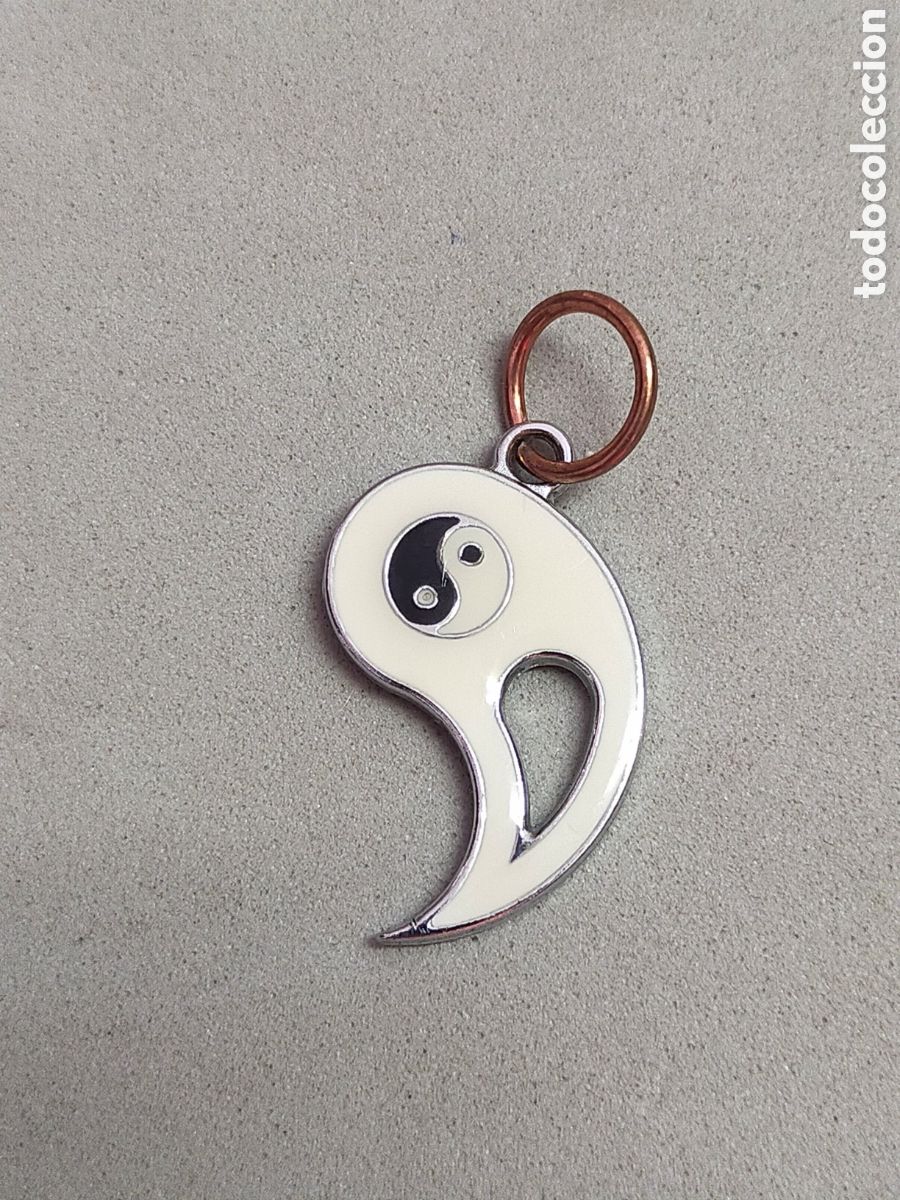 Joaillerie: COLGANTE YANG (PRINCIPIO ACTIVO, MASCULINO, LUMINOSO, DIURNO) DE YIN Y YANG. EN METAL ESMALTADO.