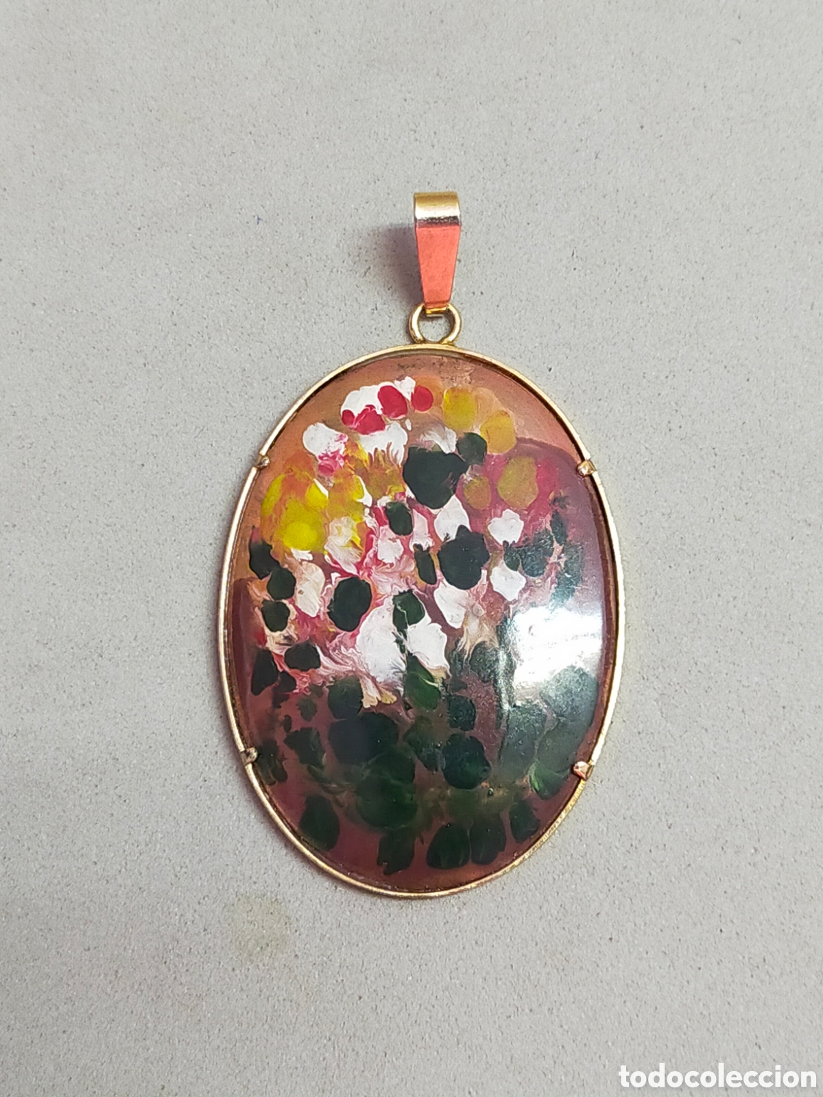 Joaillerie: COLGANTE CON BASE DE METAL Y DETALLES PINTADOS A MANO.