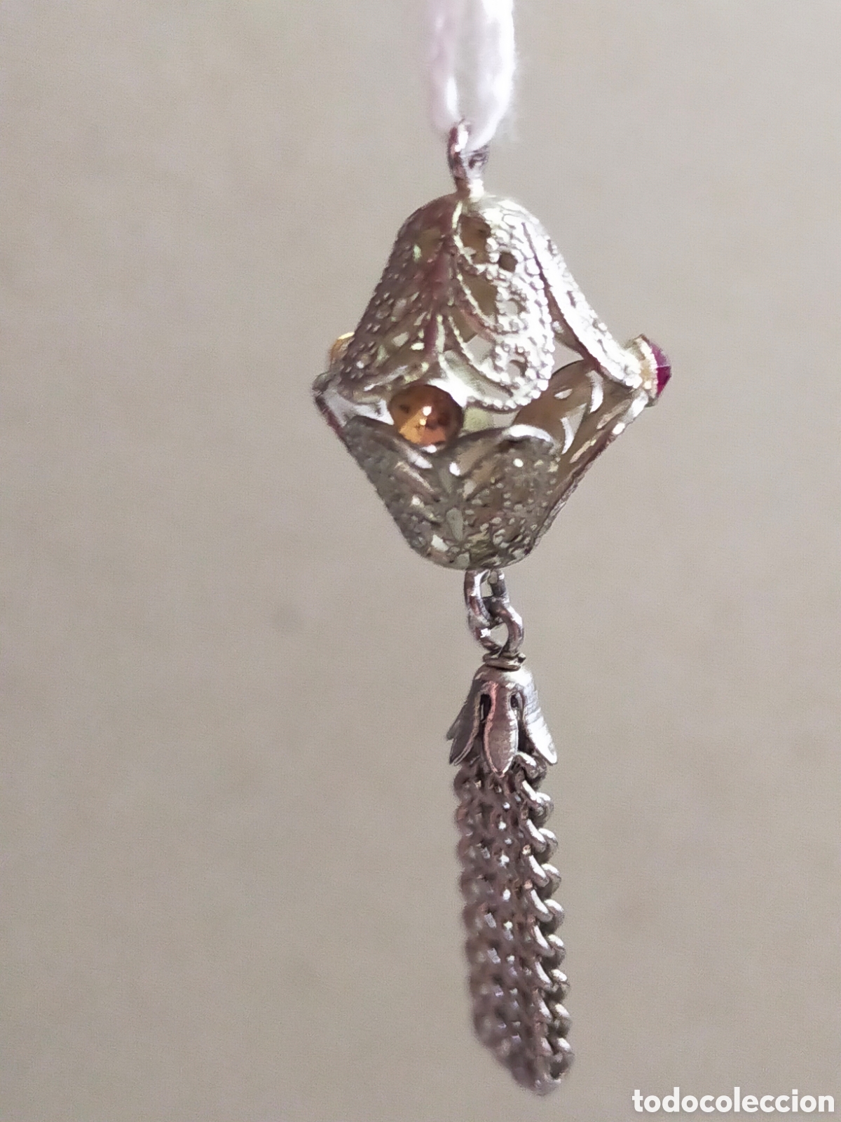 Joaillerie: COLGANTE EN METAL CON DETALLES DE CRISTALES.