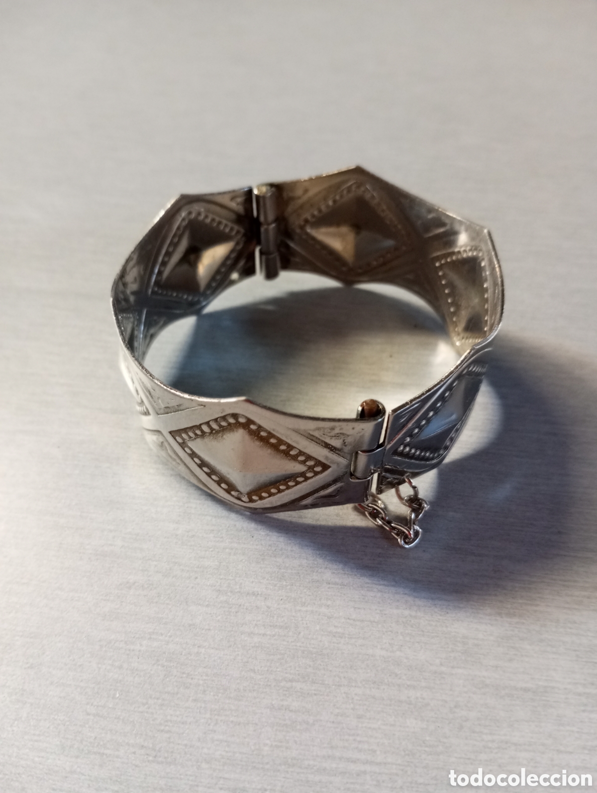 Joaillerie: Pulsera brazalete met&aacute;lico