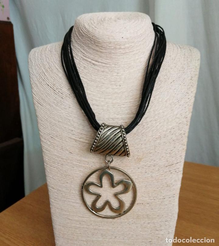 Joyeria: COLLAR, COLGANTE PLATEADO FLOR, CON MULTICORD&Oacute;N - Foto 1