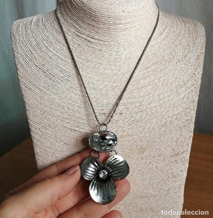 Joyeria: COLLAR CON COLGANTE DE FLOR Y CADENA PLATEADO. - Foto 2