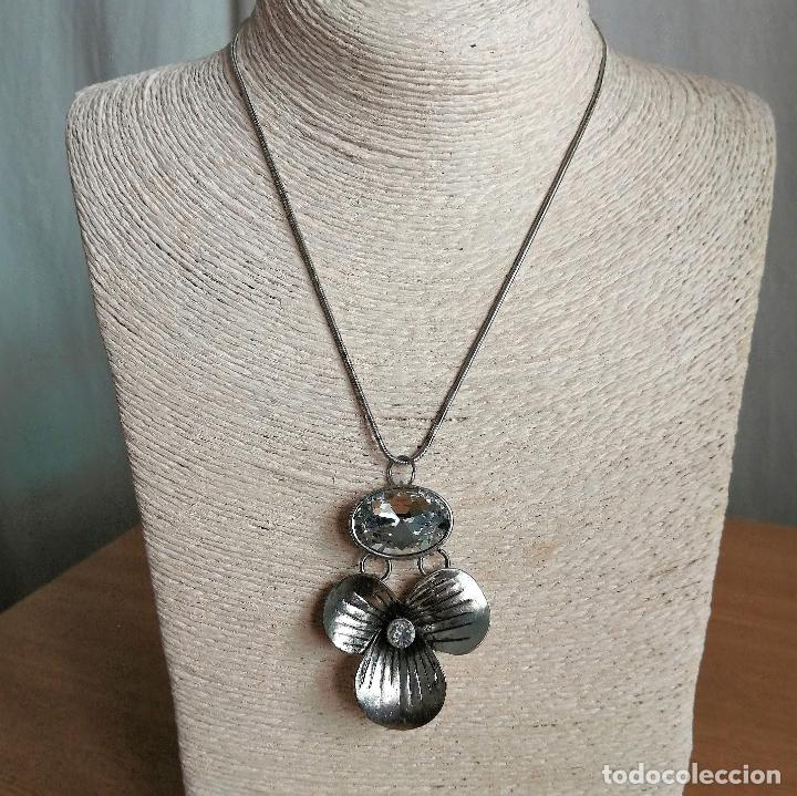 Joyeria: COLLAR CON COLGANTE DE FLOR Y CADENA PLATEADO. - Foto 1