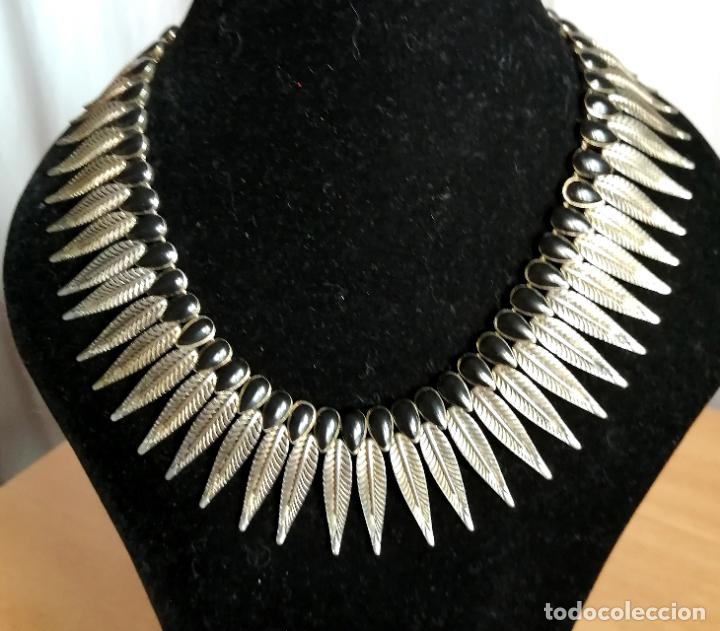 Joyeria: COLLAR CORTO, FORMA DE HOJAS PLATEADAS. - Foto 3