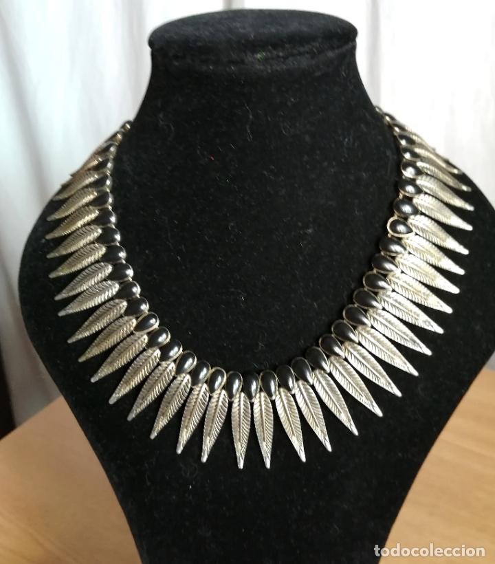 Joyeria: COLLAR CORTO, FORMA DE HOJAS PLATEADAS. - Foto 1