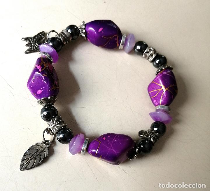Joyeria: PULSERA EL&Aacute;STICA CON CUENTAS MORADAS. - Foto 2