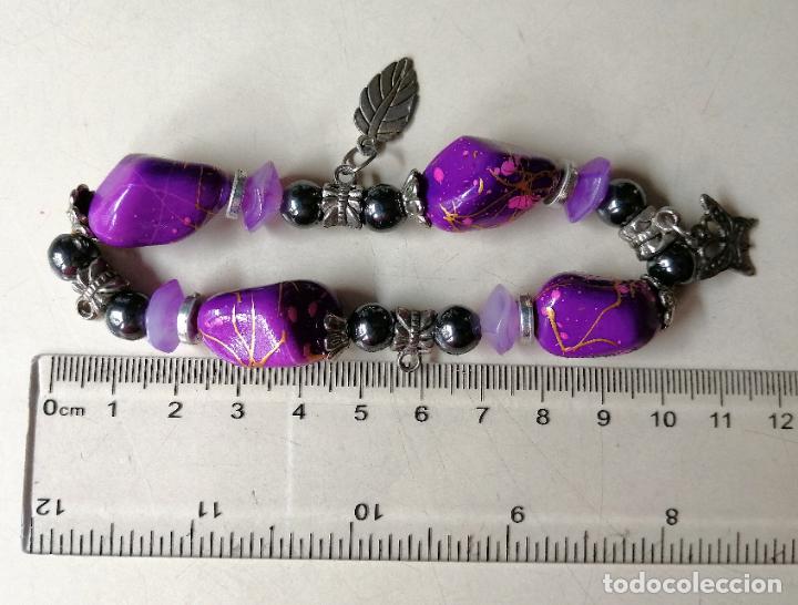 Joyeria: PULSERA EL&Aacute;STICA CON CUENTAS MORADAS. - Foto 3