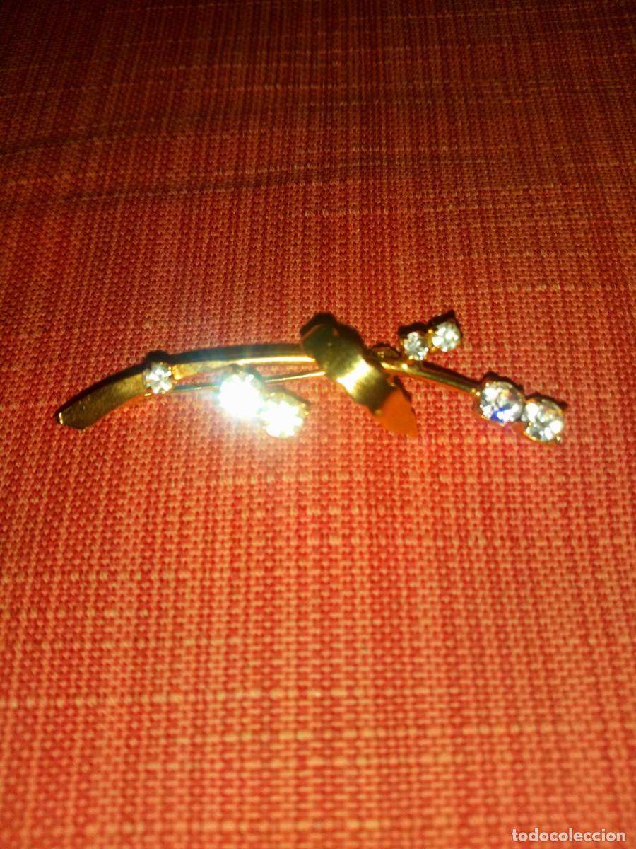 Joyeria: BROCHE METAL DORADO Y PIEDRAS