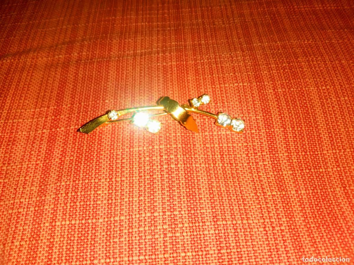 Joyeria: BROCHE METAL DORADO Y PIEDRAS - Foto 2