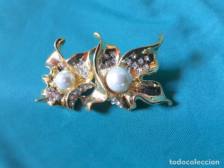 Schmuck: Aguja color oro, con hojas y perlas