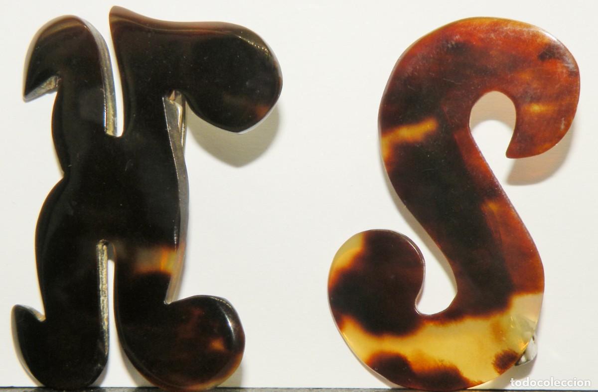 Joaillerie: DOS BROCHES CON LAS LETRAS S Y H. NUEVOS