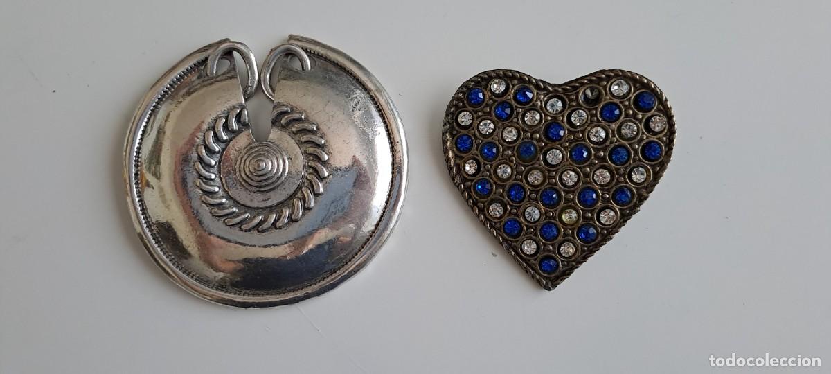 Joaillerie: Broche y colgante de metal. Broche con adornos de cristalitos
