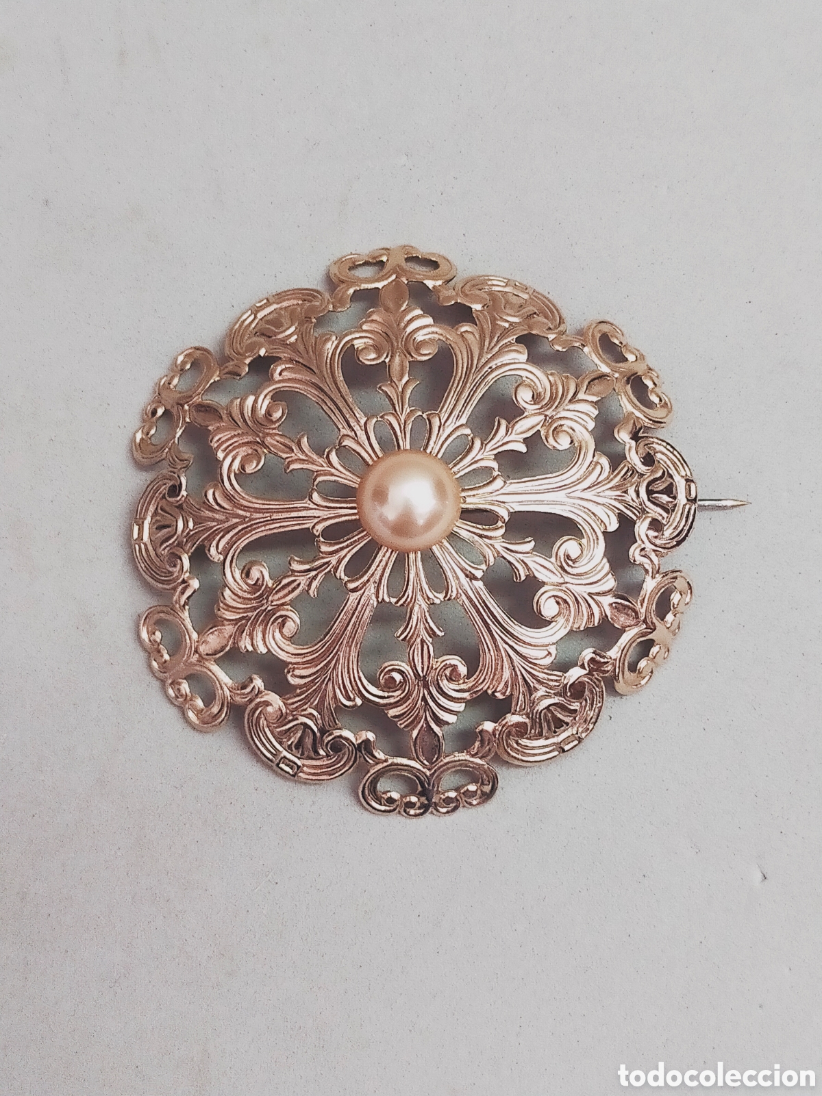 Joalharia: BROCHE EN METAL DORADO, BISUTERIA. REDONDO. SOBRE MODELOS PRINCIPIOS SIGLO XX.