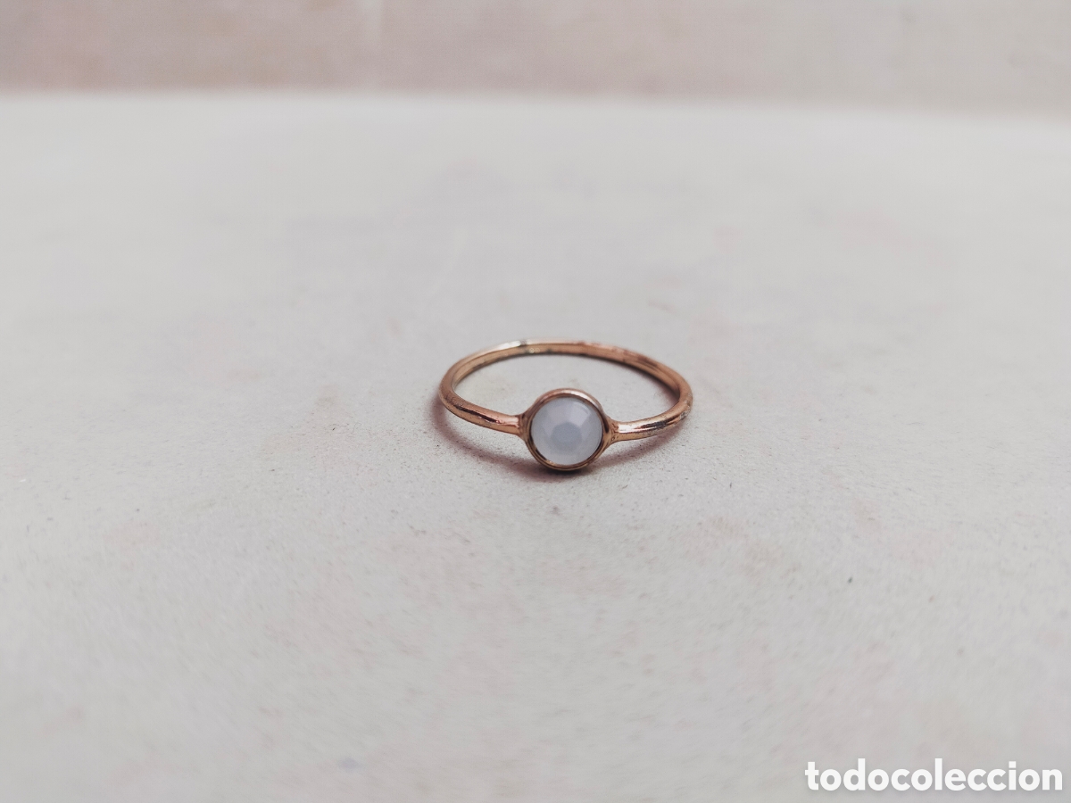 Joaillerie: ANILLO O SORTIJA EN METAL Y PIEDRA BLANCA.