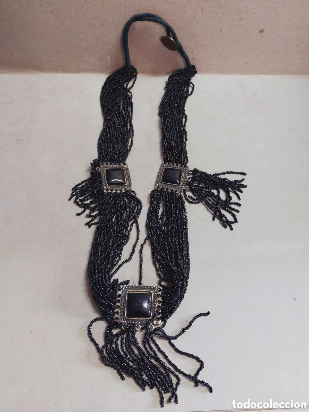 Schmuck: COLLAR CUENTAS NEGRAS Y DETALLES EN METAL. CIERRE MONEDA CUARTO DE LIBRA 1936.