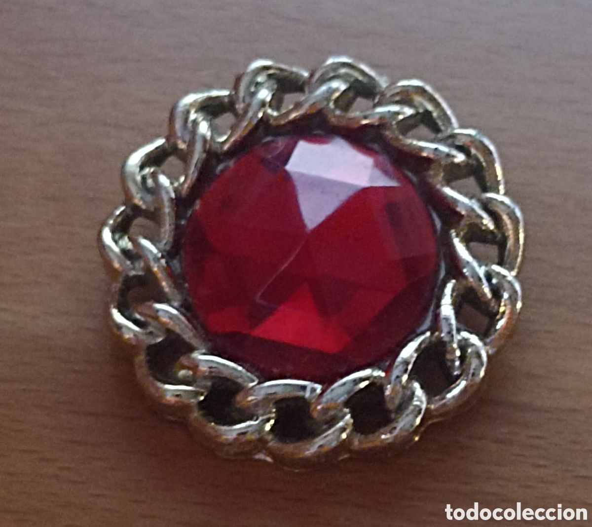 Schmuck: Broche pl&aacute;stico dorado y rojo
