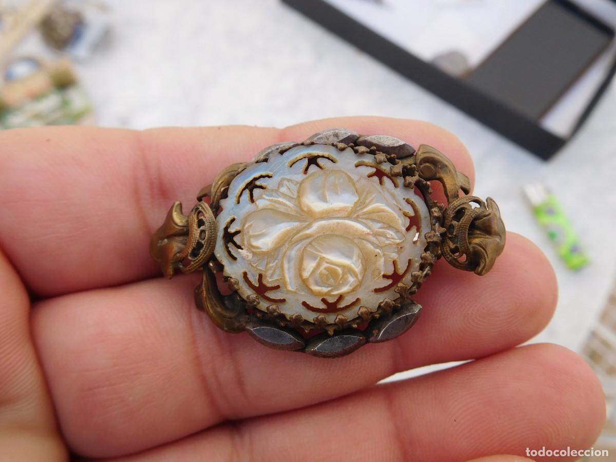 Joyeria: Broche antiguo de bronce, hierro y n&aacute;car tallado - Foto 1