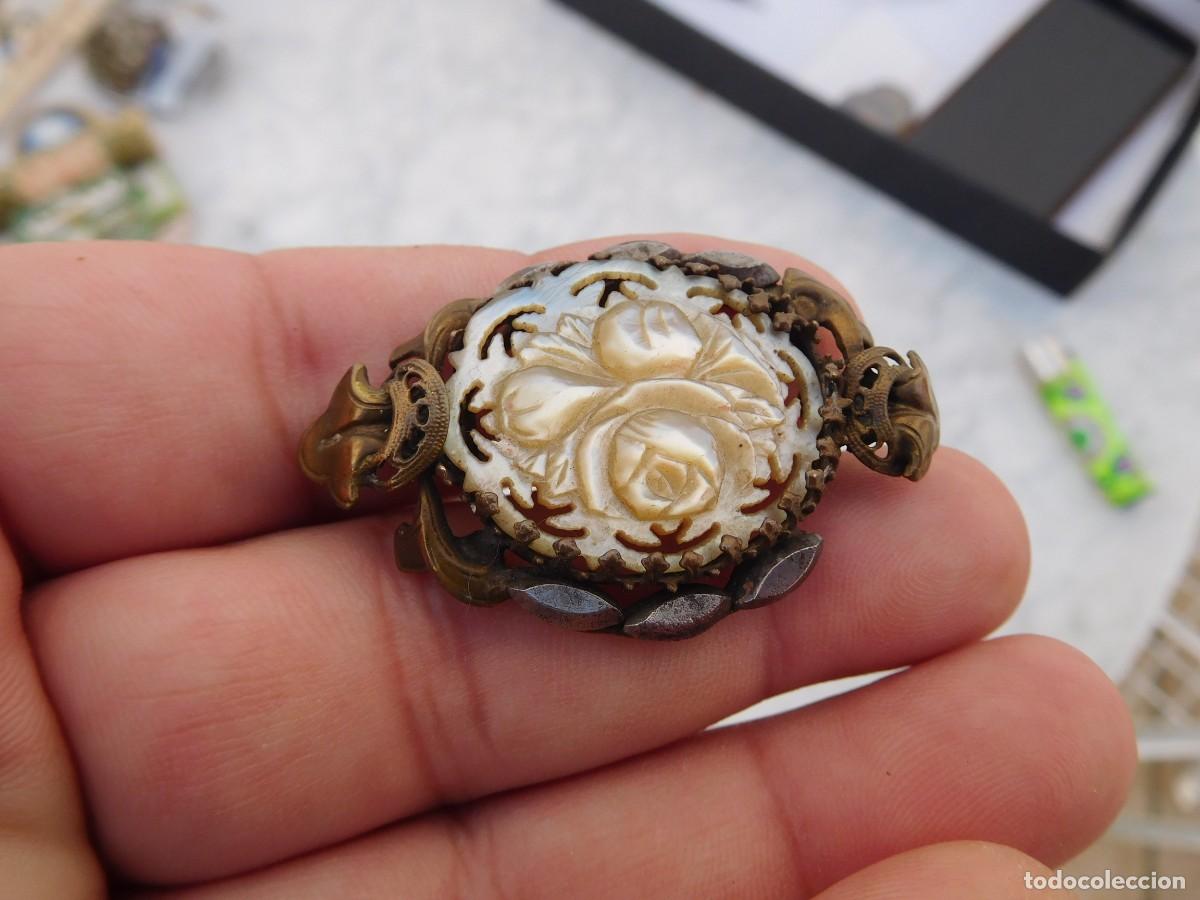 Joyeria: Broche antiguo de bronce, hierro y n&aacute;car tallado - Foto 2
