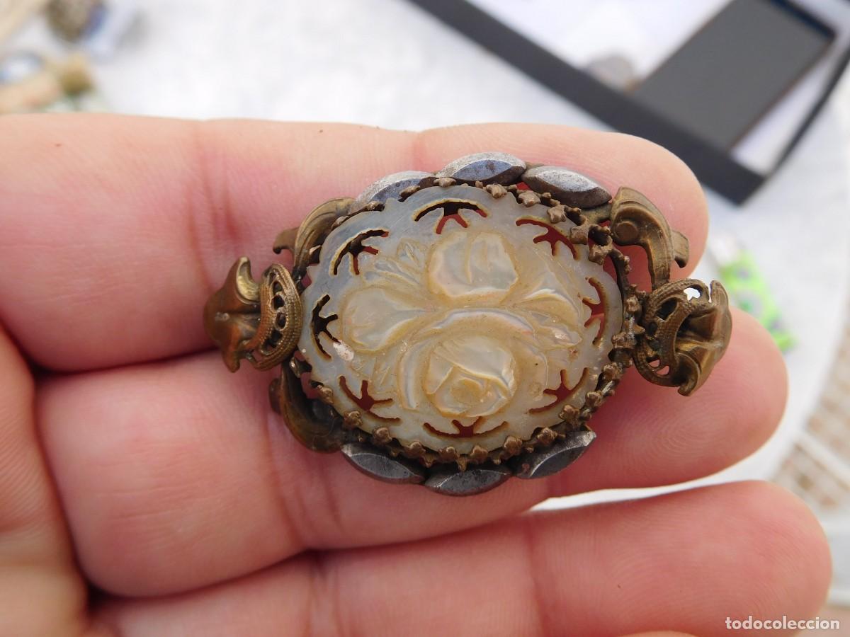 Joyeria: Broche antiguo de bronce, hierro y n&aacute;car tallado - Foto 4