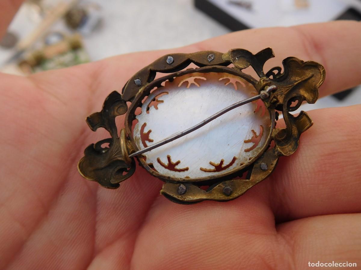 Joyeria: Broche antiguo de bronce, hierro y n&aacute;car tallado - Foto 5