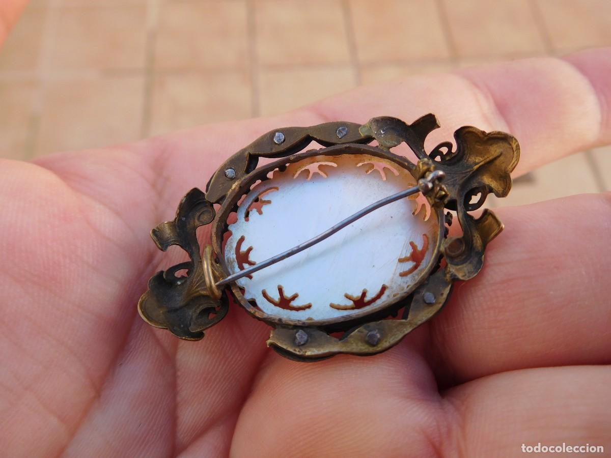 Joyeria: Broche antiguo de bronce, hierro y n&aacute;car tallado - Foto 6