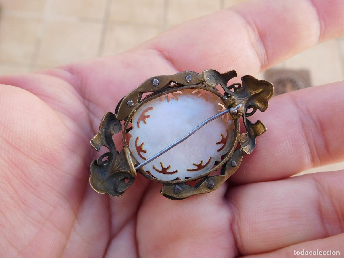 Joyeria: Broche antiguo de bronce, hierro y n&aacute;car tallado - Foto 7