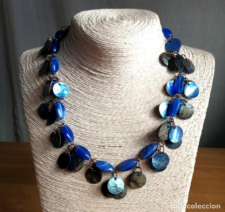 Joyeria: COLLAR CORTO PLATEADO Y N&Aacute;CAR Y CUENTAS AZULES. - Foto 3