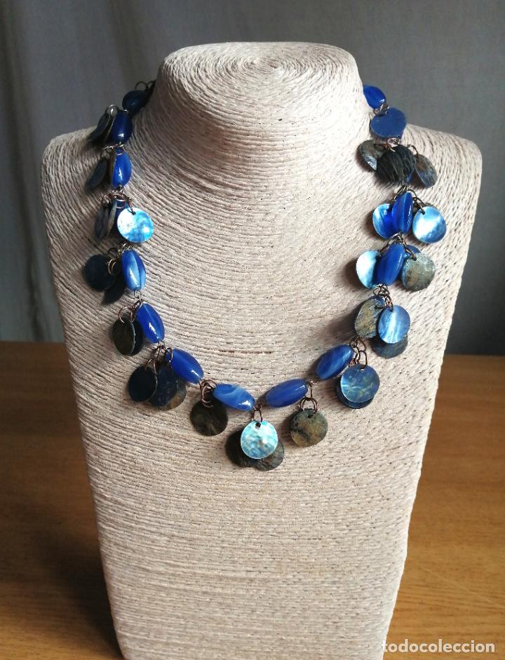 Joyeria: COLLAR CORTO PLATEADO Y N&Aacute;CAR Y CUENTAS AZULES. - Foto 5