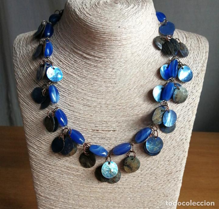 Joyeria: COLLAR CORTO PLATEADO Y N&Aacute;CAR Y CUENTAS AZULES. - Foto 1