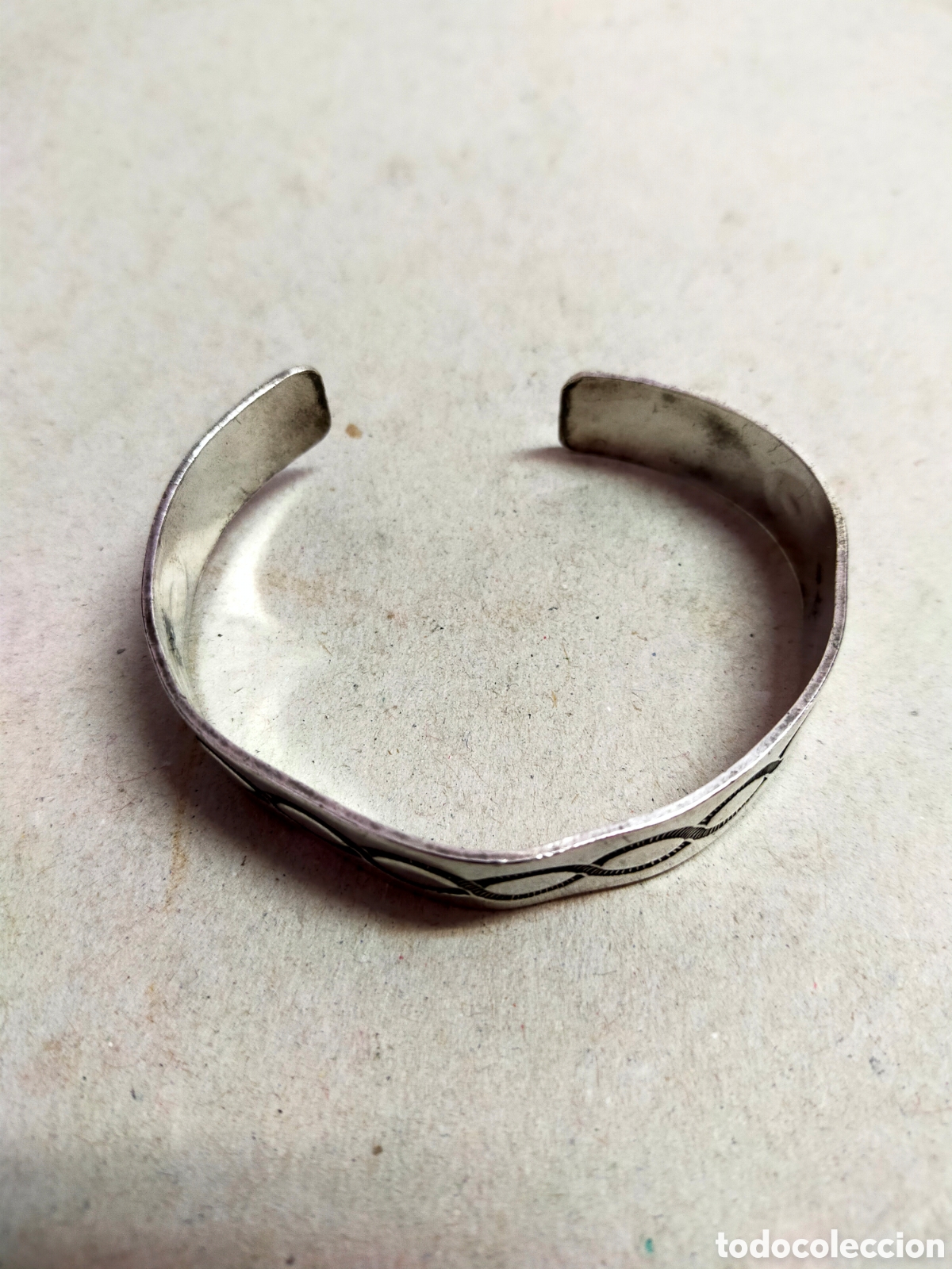 Joyeria: PULSERA RIGIDA DE METAL PLATEADO. - Foto 2