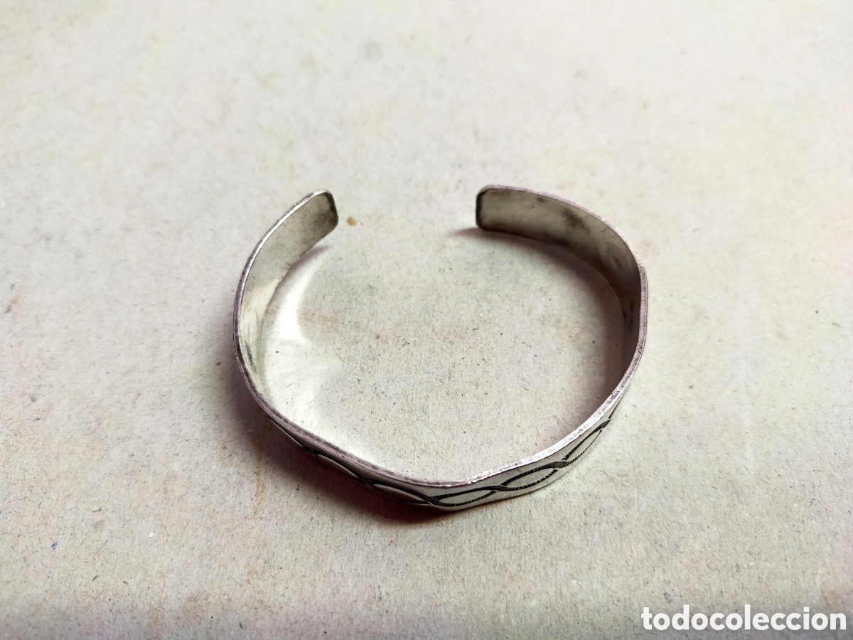 Joyeria: PULSERA RIGIDA DE METAL PLATEADO. - Foto 3