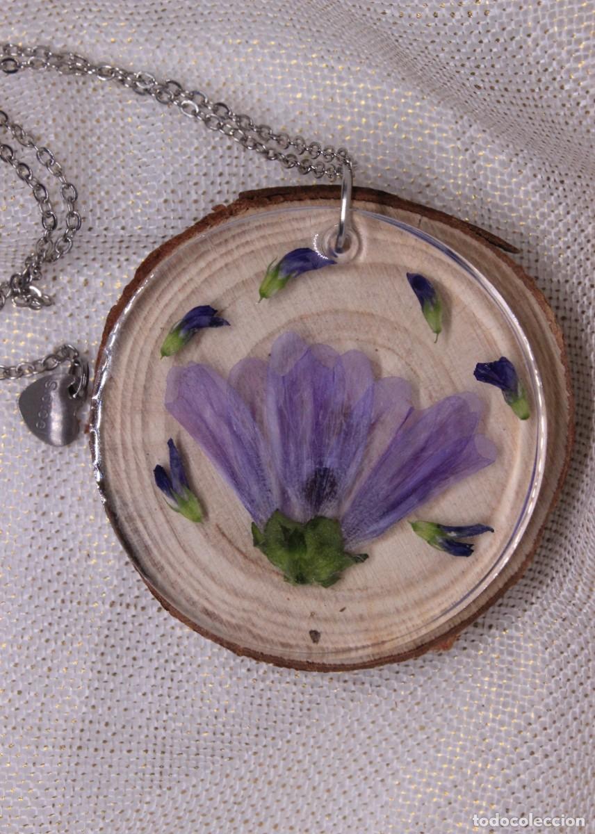 Joyeria: Collar de resina con flor violeta encapsulada en su interior - Foto 1