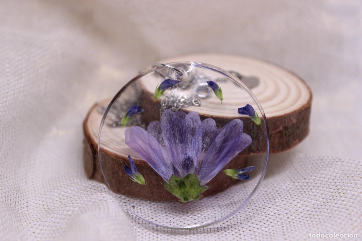 Joyeria: Collar de resina con flor violeta encapsulada en su interior - Foto 2