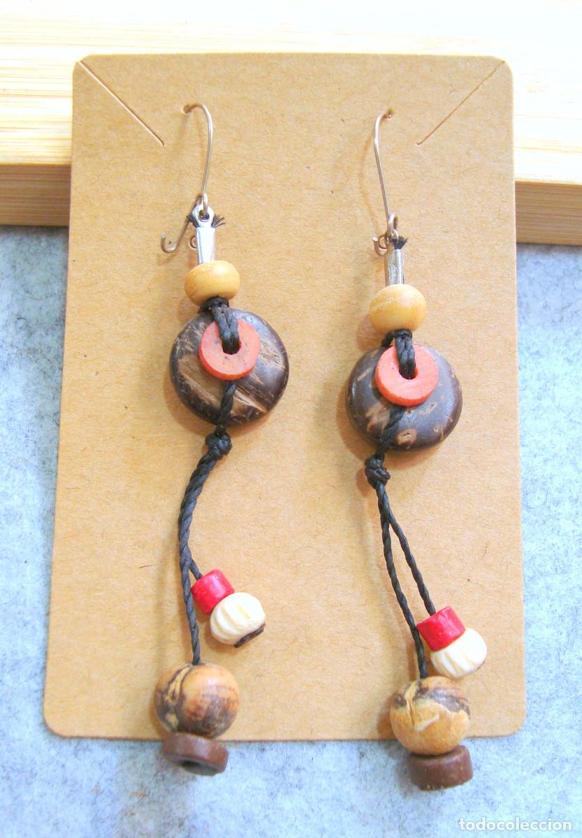 Joyeria: Pendientes largos de madera de coco con colgantes, A&ntilde;o 2000, Nuevos - Foto 1