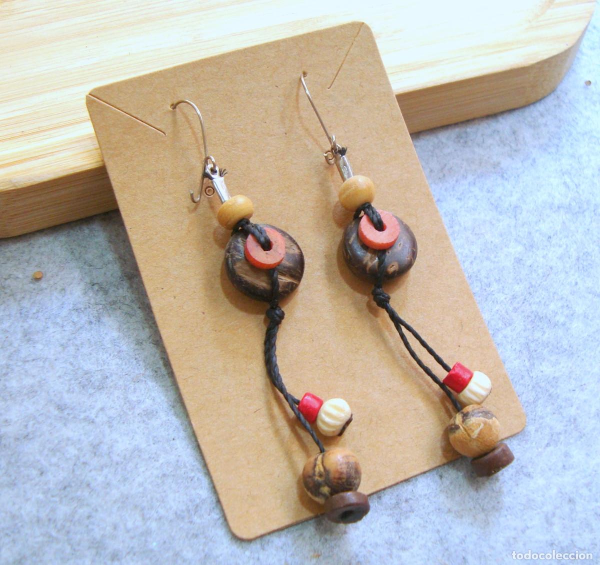 Joyeria: Pendientes largos de madera de coco con colgantes, A&ntilde;o 2000, Nuevos - Foto 2