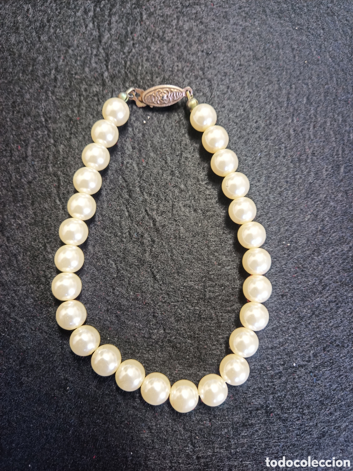 Joyeria: Pulsera de perlas imitaci&oacute;n con cierre met&aacute;lico. - Foto 1
