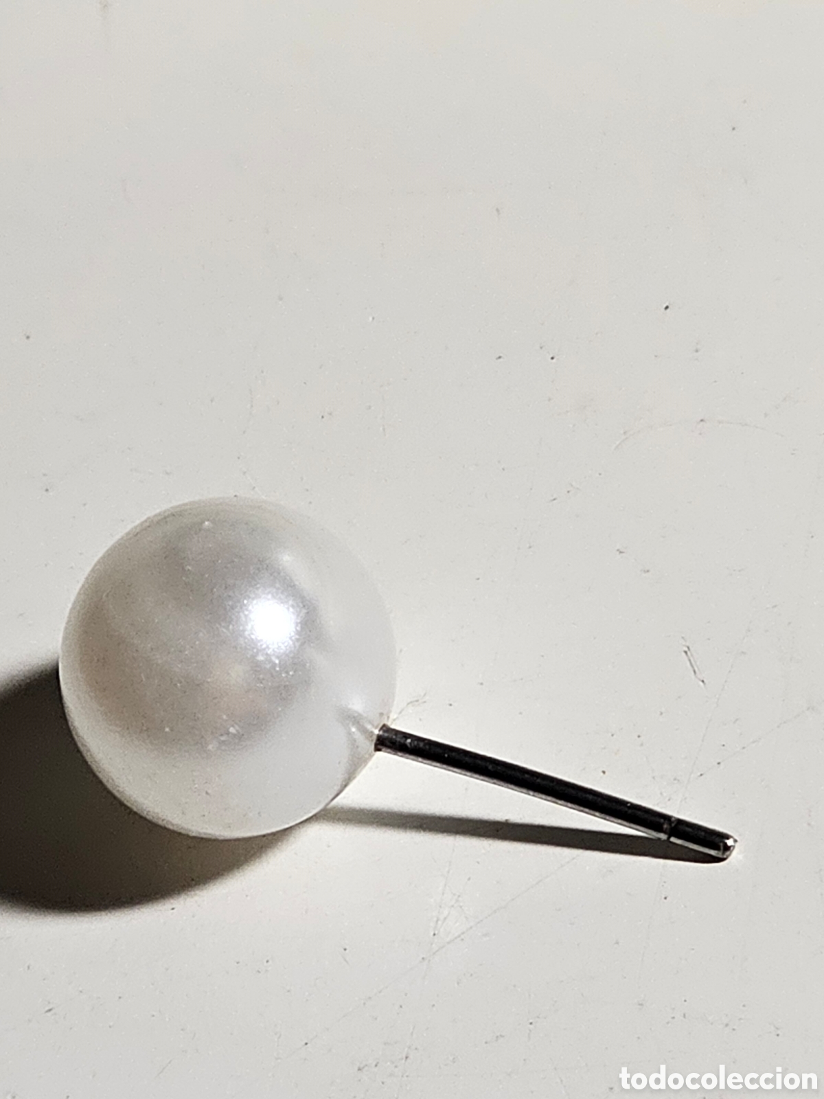 Joyeria: Parte de pendiente sin cierre, perla artificial pl&aacute;stico probablemente - Foto 2
